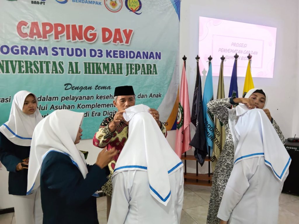 pemasangan Kap oleh Ketua Yayasan dan Rektor