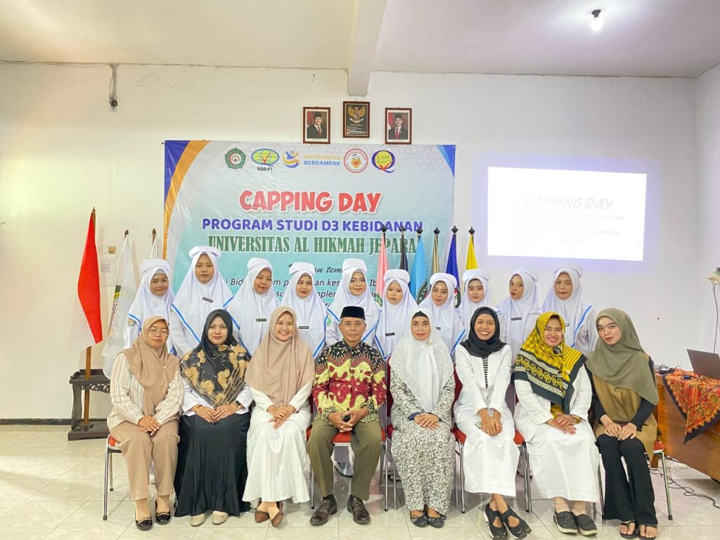 Foto mahasiswa bersama Dosen dan Rektor UAJ beserta Ketua Yayasan Al-Hikmah setelah acara Capping Day