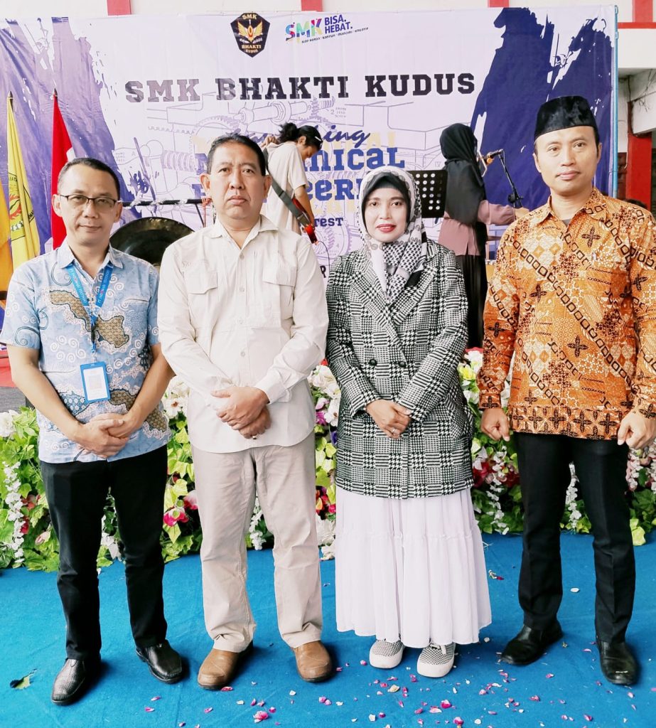 Foto Rektor Universitas Al Hikmah Jepara Bersama Wakil Rektor, dan pengawas SMK Kudus